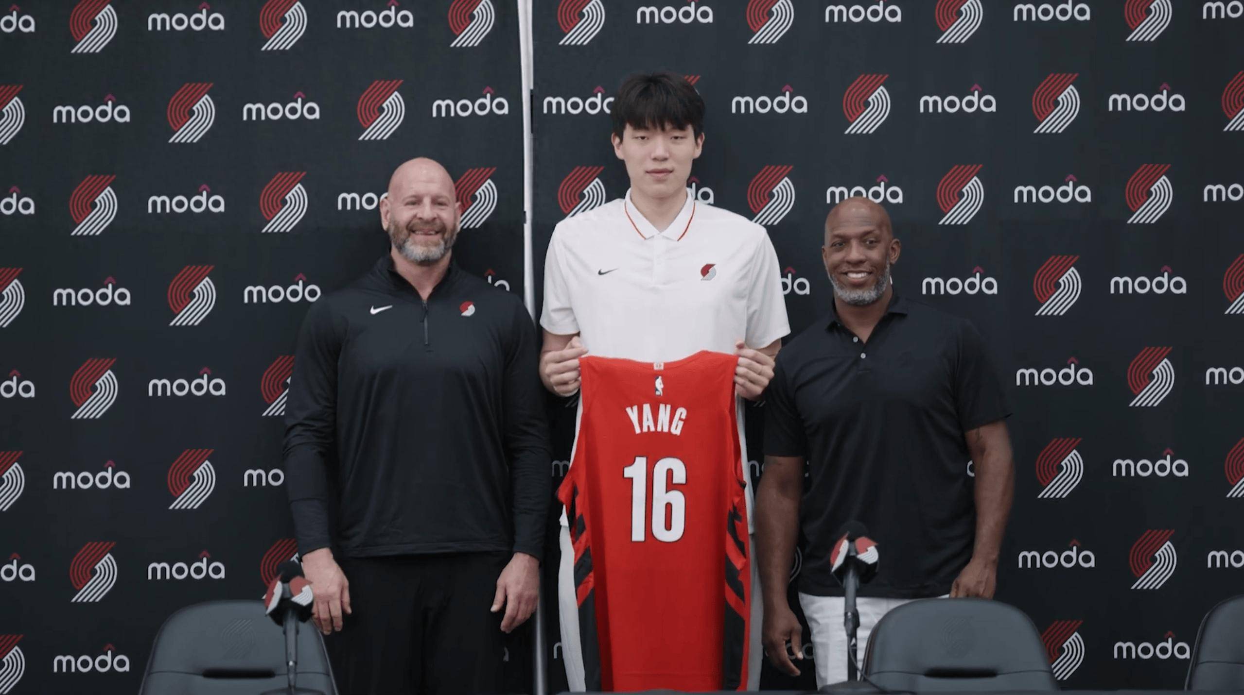 爱游戏体验关于波特兰开拓者训练开放日，关键时刻内部沟通引欢呼，NBA常规赛在即，年轻球员得到机会的信息