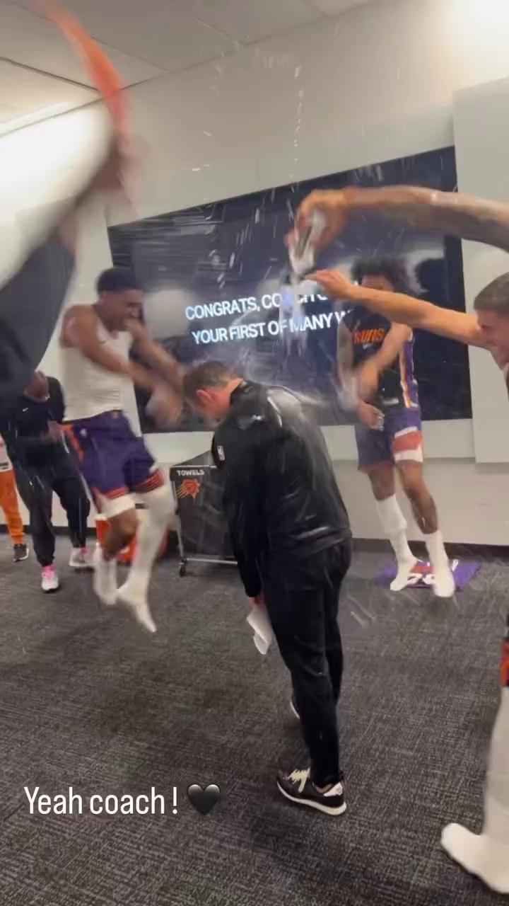 爱游戏体验包含圣安东尼奥马刺训练开放日，转会期队长鼓劲引欢呼，NBA季后赛在即，轮换策略成焦点的词条